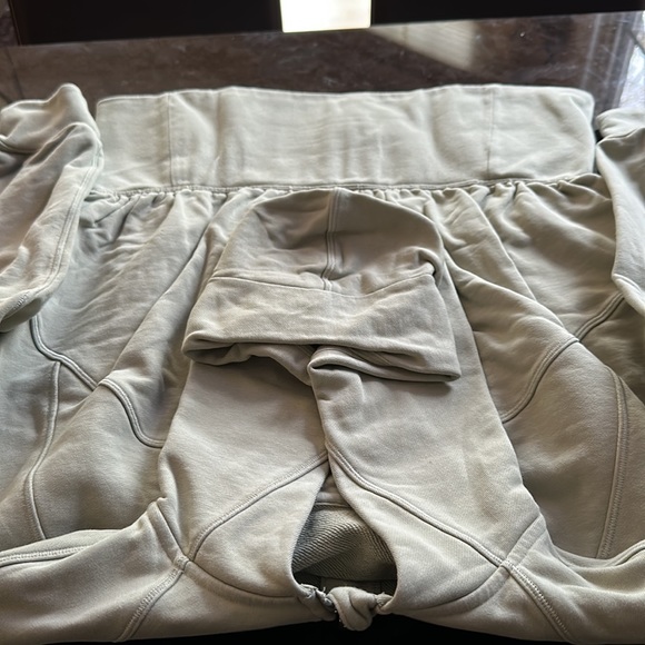 Lululemon, Full-zip Cropped Hoodie , olive color , size 8 , good condition - Picture 4 of 4